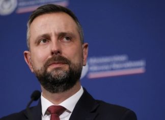Міністр оборони Польщі закликав молодих українців служити в Україні Міністр оборони Польщі Владислав Косіняк-Камиш виступає на пресконференції