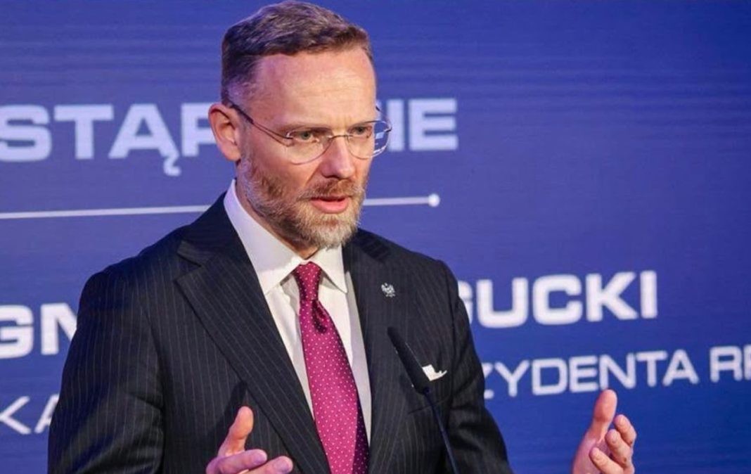 Zbigniew Bogucki, Head of the Polish President’s Office, against the backdrop of the Polish flag. Zbigniew Bogucki, Head of the Polish President’s Office, against the backdrop of the Polish flag.