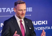Збіґнєв Богуцький став фігурантом бази «Миротворець» через заяви про Україну Збіґнєв Богуцький, голова канцелярії президента Польщі, на фоні польського прапора.