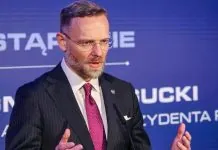 Збіґнєв Богуцький став фігурантом бази «Миротворець» через заяви про Україну Збіґнєв Богуцький, голова канцелярії президента Польщі, на фоні польського прапора.