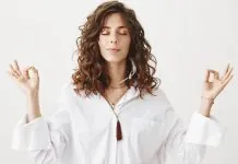 Чому «культ успіху» більше не працює: гайд з ментальної гігієни в 2026 році Жінка практикує медитацію для зниження стресу та цифрового балансу