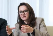 Свириденко підбила підсумки тижня: ключові рішення Кабміну Юлія Свириденко оголошує про експорт українського озброєння.