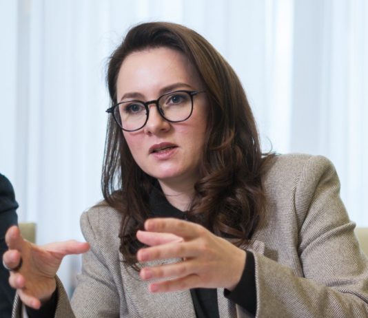 Свириденко підбила підсумки тижня: ключові рішення Кабміну Юлія Свириденко оголошує про експорт українського озброєння.