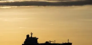 Росія почала імпортувати бензин із Марокко Танкер у морі, який перевозить партію бензину