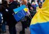 ЄС продовжив тимчасовий захист українців до 4 березня 2028 року Прапори Європейського Союзу і України