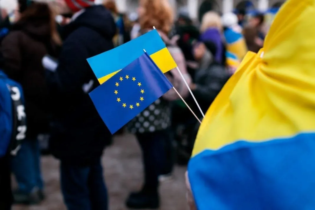 Захист для біженців Прапори Європейського Союзу і України