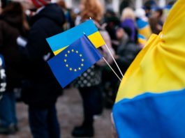 ЄС продовжив тимчасовий захист українців до 4 березня 2028 року Прапори Європейського Союзу і України