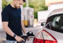 Авто на АЗС України