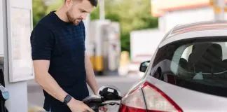 Авто на АЗС України