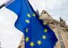 ЄС та Україна закликали Росію повернути всіх незаконно утримуваних цивільних і дітей Прапор Європейського Союзу на тлі будівлі в Брюсселі.