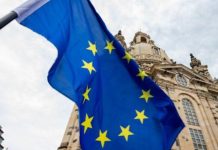 Прапор Європейського Союзу на тлі будівлі в Брюсселі.