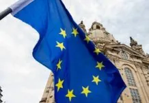 ЄС та Україна закликали Росію повернути всіх незаконно утримуваних цивільних і дітей Прапор Європейського Союзу на тлі будівлі в Брюсселі.