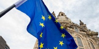 Прапор Європейського Союзу на тлі будівлі в Брюсселі.