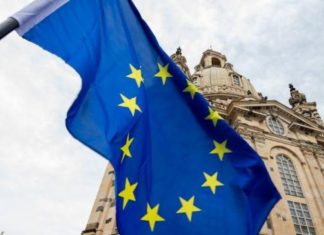 ЄС та Україна закликали Росію повернути всіх незаконно утримуваних цивільних і дітей Прапор Європейського Союзу на тлі будівлі в Брюсселі.