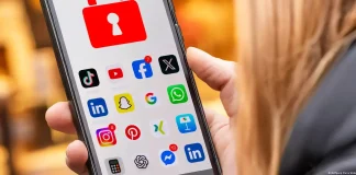 Суд Франції заблокував заборону соцмереж для дітей до 15 років Смартфон з соціальними додатками