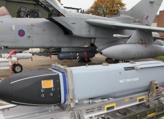 Крилата ракета Storm Shadow біля бойового літака