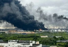 Oil refining in Russia has fallen to its lowest level in 20 years Нафтопереробний завод із резервуарами для зберігання нафти