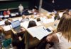 МОН рекомендувало вишам ущільнити графік навчання у 2026–2027 роках Студенти в аудиторії закладу вищої освіти