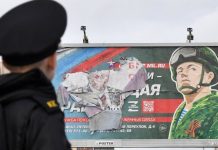 Кремль готує нову мобілізацію: що відомо про плани РФ Плакат з пропагандою всупу до лав РФ