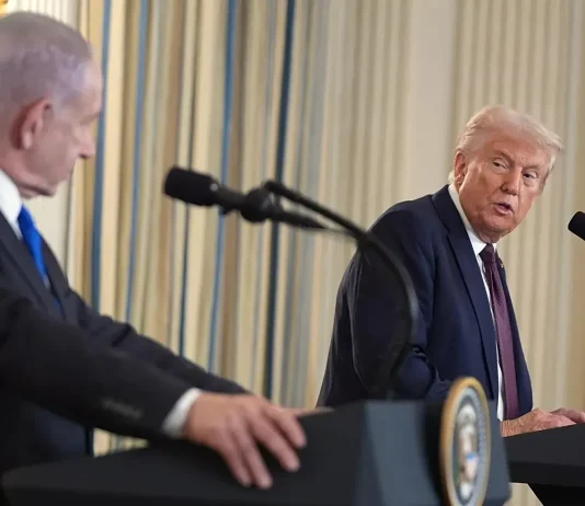 Нетаньягу відкинув план Трампа щодо Гази через роззброєння ХАМАС Біньямін Нетаньягу та Дональд Трамп під час зустрічі