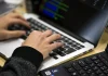 Хакери Aur0ra використали Cursor від SpaceX для атак на компанії Екран із кодом та символом штучного інтелекту, що ілюструє кібербезпеку