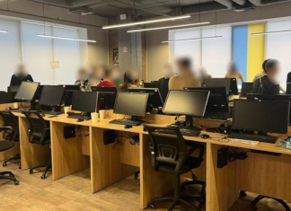 Вилучена техніка під час обшуків у шахрайських call-центрах