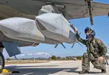 Винищувач F-16 у польоті