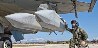 Винищувач F-16 у польоті