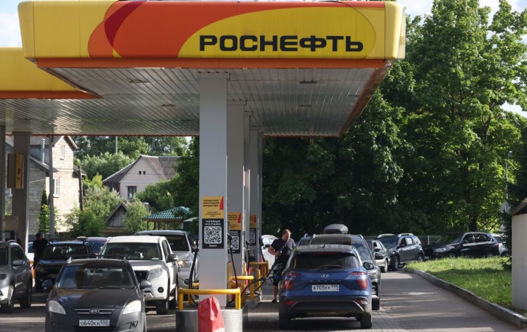 A queue of cars A queue of cars at a petrol station in Moscow