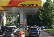 A queue of cars at a petrol station in Moscow