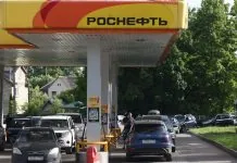 У Росії друга хвиля паливної кризи охопила щонайменше 25 регіонів Черга автомобілів на автозаправній станції в Москві