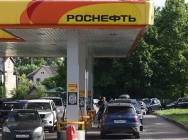 У Росії друга хвиля паливної кризи охопила щонайменше 25 регіонів Черга автомобілів на автозаправній станції в Москві