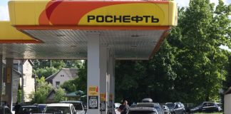 У Росії друга хвиля паливної кризи охопила щонайменше 25 регіонів Черга автомобілів на автозаправній станції в Москві
