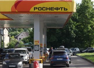 A queue of cars at a petrol station in Moscow