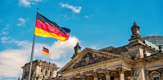 Німеччина закликала своїх громадян не їздити потягами в Україні перед 24 серпня Прапор Німеччини біля будівлі Рейхстагу в Берліні