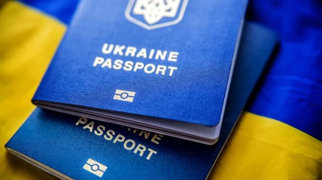 Український паспорт Український закордонний паспорт і прапор