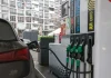 Дизель на АЗС наближається до 99 грн за літр Автомобіль заправляється на АЗС