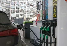 Diesel at petrol stations is approaching 99 UAH per litre The car is being refuelled at a petrol station