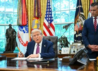 США запровадили мита до 100% на імпорт дронів і компонентів Дональд Трамп підписує документи