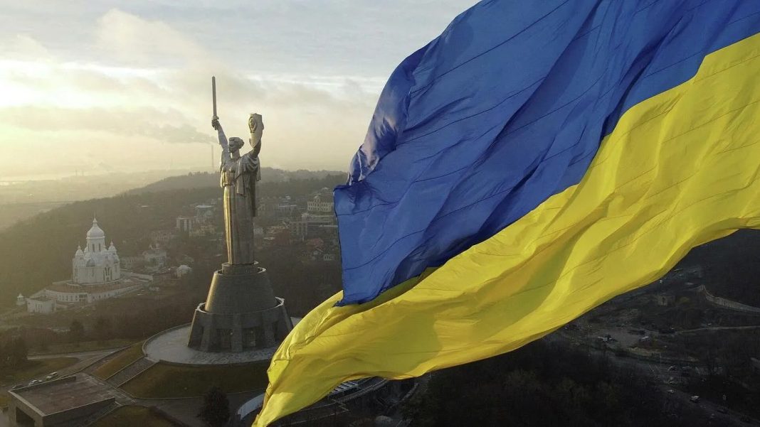 День Незалежності України Прапор України над монументом Батьківщина-мати в Києві