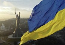 Прапор України над монументом Батьківщина-мати в Києві