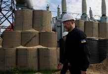 Денис Шмигаль оглядає захист енергетичного об’єкта
