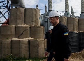 Україна посилила захист енергооб’єктів від ракетних ударів Денис Шмигаль оглядає захист енергетичного об’єкта