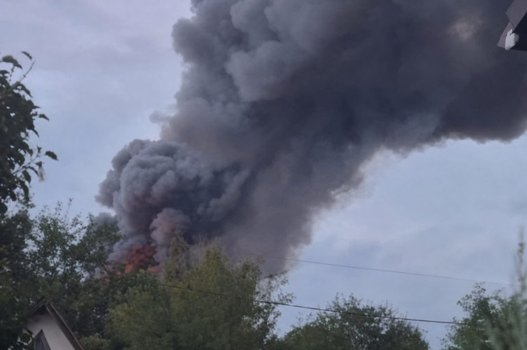 Пожежа на складі Київщини Дим над Бориспільським районом після удару по складському об'єкту