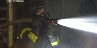 Рятувальник ліквідовує наслідки російської атаки на Київщині