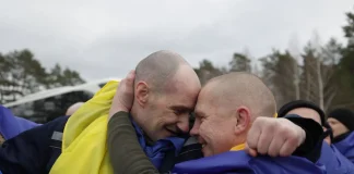 Українські захисники після повернення з російського полону