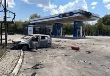 Удари Росії по АЗС загрожують локальною нестачею пального Автомобіль заправляють пальним на автозаправній станції