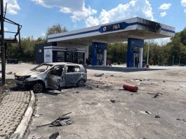 Автомобіль заправляють пальним на автозаправній станції