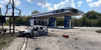 Удари Росії по АЗС загрожують локальною нестачею пального Автомобіль заправляють пальним на автозаправній станції