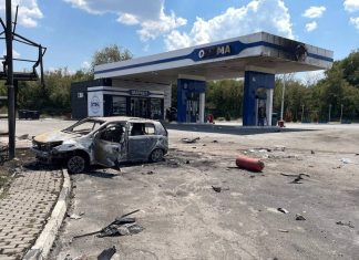 Удари Росії по АЗС загрожують локальною нестачею пального Автомобіль заправляють пальним на автозаправній станції
